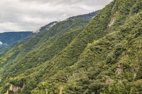 バノス エクアドルの緑豊かな山の風景 — ストック写真