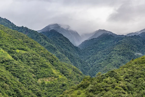 バノス エクアドルの緑豊かな山の風景 — ストック写真