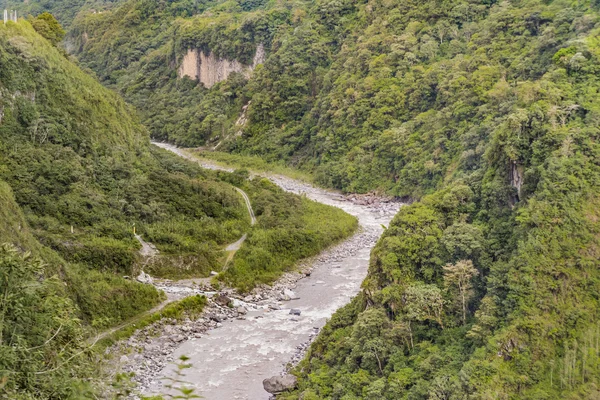 パスタサ川と緑豊かな山中バノス エクアドル — ストック写真