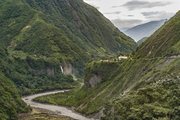 パスタサ川と緑豊かな山中バノス エクアドル — ストック写真