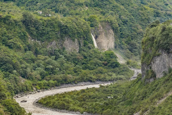 Río Pastaza y Montañas Hojas en Banos Ecuador — Foto de Stock