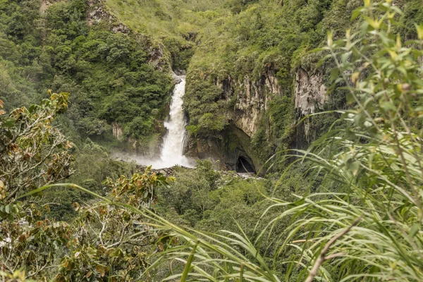 Kaskade im tropischen Wald in Banos, Ecuador — Stockfoto