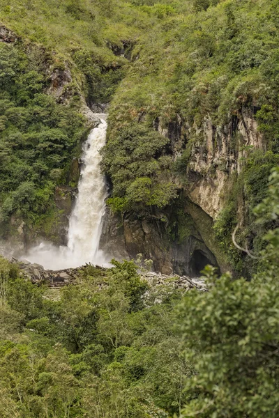Kaskade im tropischen Wald in Banos, Ecuador — Stockfoto