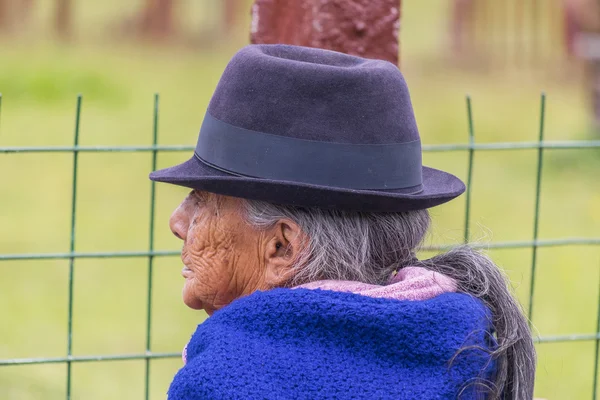 Portrait de vieille femme équatorienne indigène — Photo