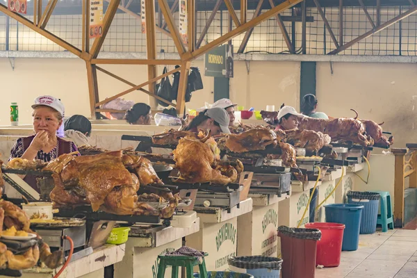 Porcos assados na praça de alimentação tradicional em Azuay Equador — Fotografia de Stock