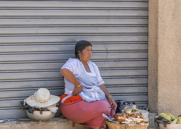 Kvinnan gatuförsäljare på historiska centrum av Cuenca — Stockfoto