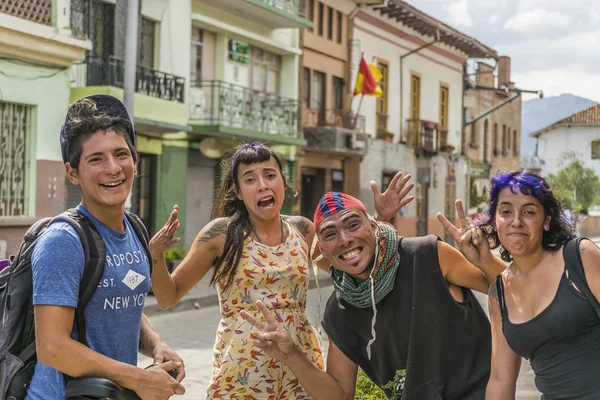 Giovani che ridono della macchina fotografica — Foto Stock