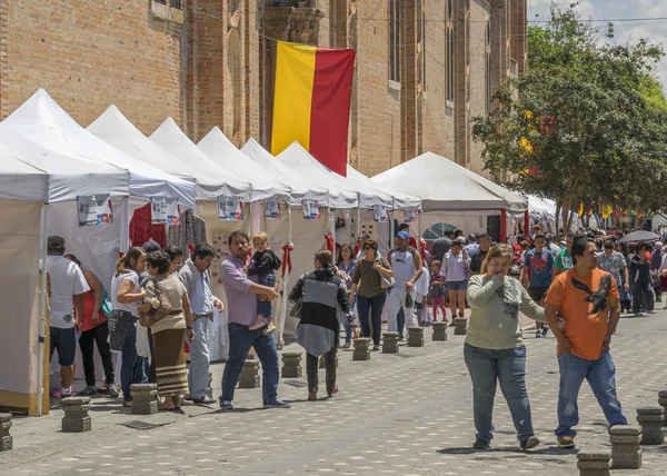 Osób w zabytkowym centrum miasta Cuenca — Zdjęcie stockowe