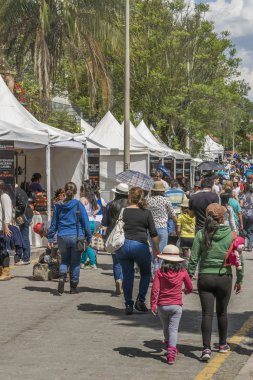 Bir grup insan Cuenca Ekvator Park'ta
