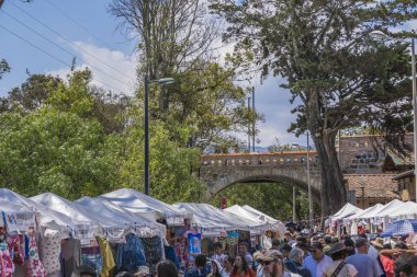 Bir grup insan Cuenca Ekvator Park'ta