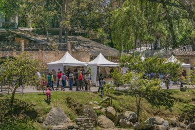 Bir grup insan Cuenca Ekvator Park'ta