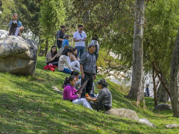 Groupe de personnes au parc de Cuenca Équateur — Photo