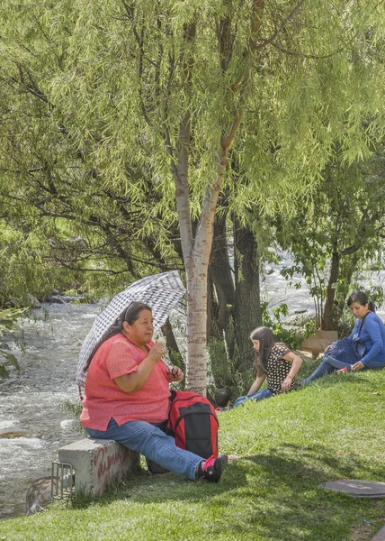 Persone al Parco a Cuenca Ecuador — Foto Stock