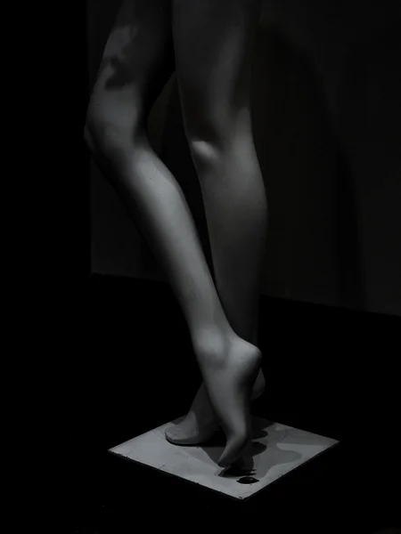 Femme Jambes Mannequin Scène sombre — Photo