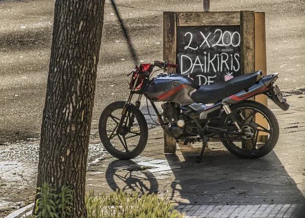 Motocicleta e banner bar — Fotografia de Stock