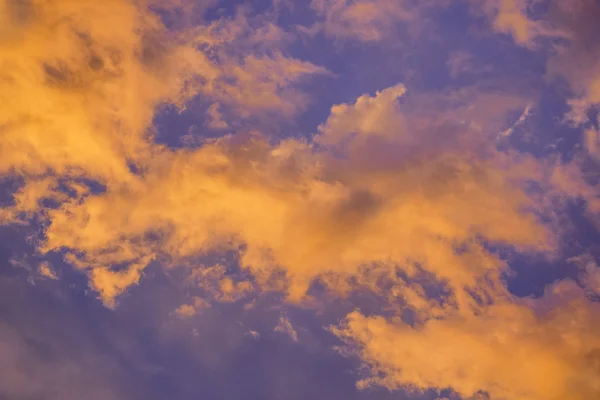 Nuvens e céu fundo — Fotografia de Stock