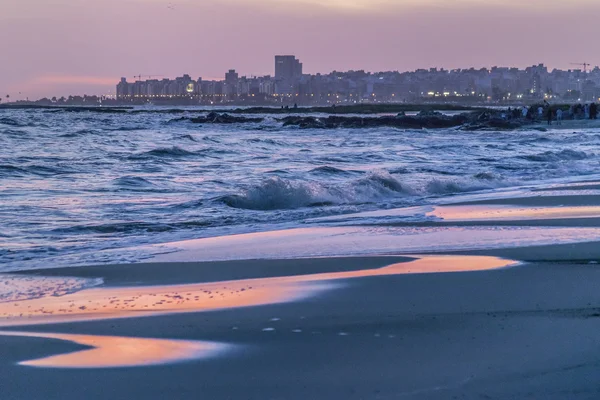 在乌拉圭蒙得维的亚海滩日落场景 — 图库照片