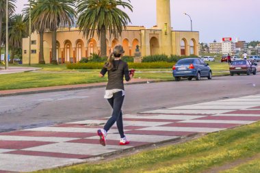 Kaldırım Montevideo Uruguay çalışan kadın