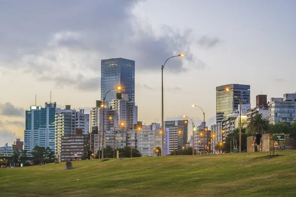Montevideo stadsbilden scen på Twilight — Stockfoto