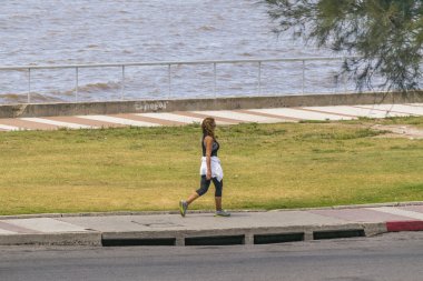 Kadın Boardwalk Montevideo Uruguay yürüyüş