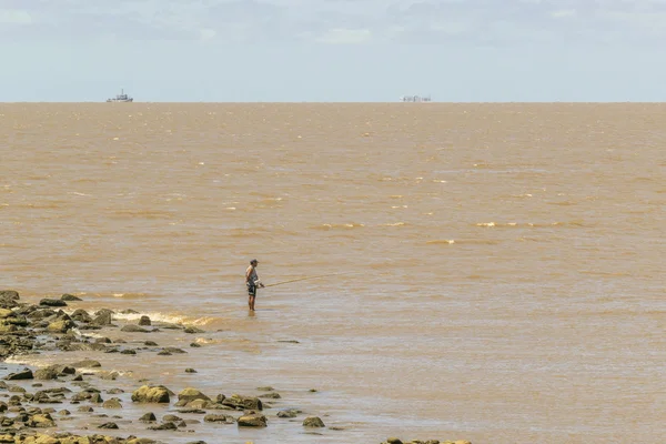 Homme Pêche à la côte à Montevideo Uruguay — Photo