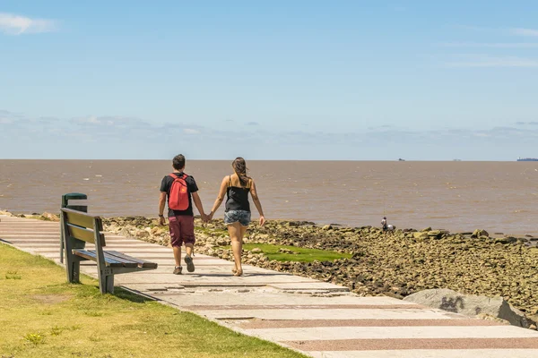 Pareja caminando en el paseo marítimo Montevideo Uruguay —  Fotos de Stock