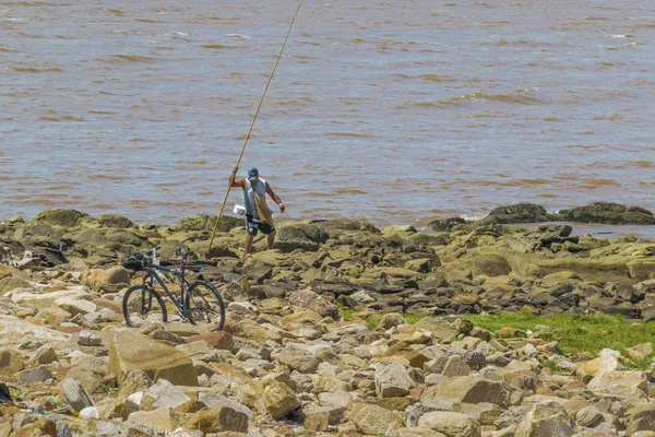 Uomo Pesca a Coastline a Montevideo Uruguay — Foto Stock