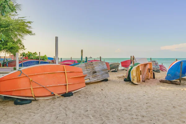 Barcos de pesca em Areia na Praia de Fortaleza — Fotografia de Stock