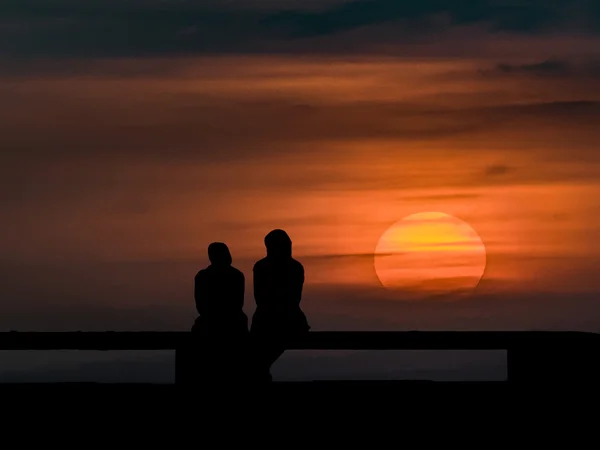 Pärchensilhouette beobachtet den Sonnenuntergang — Stockfoto