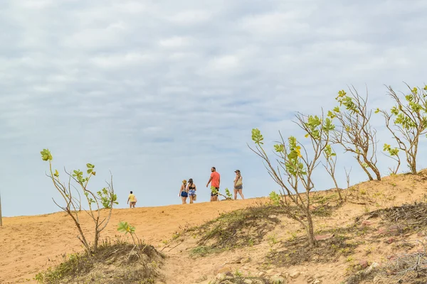 Personnes marchant dans les dunes à Jericoacoara Brésil — Photo