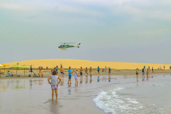 Persone che fanno il bagno a Jericoacoara Beach — Foto Stock