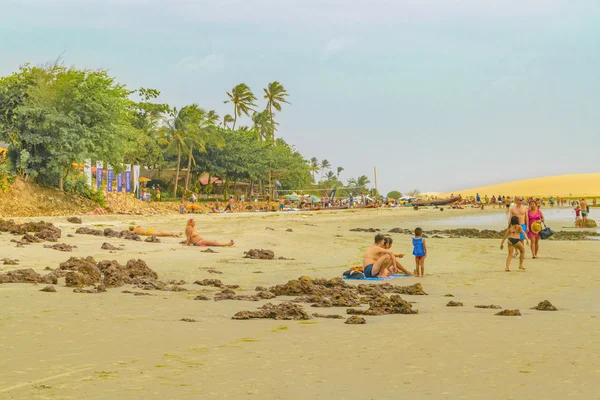 Pessoas na praia de Jericoacoara no Brasil — Fotografia de Stock