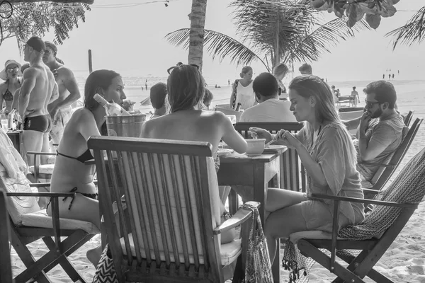 Persone al ristorante sulla spiaggia Jericoacoara Brasile — Foto Stock