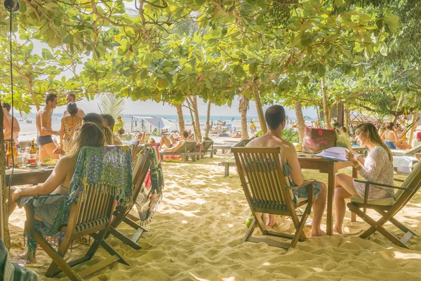 Personnes au restaurant sur la plage Jericoacoara Brésil — Photo