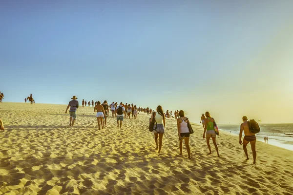 Menschen zu Fuß in Richtung Düne jericoacoara Brasilien — Stockfoto