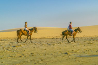 Binicilik Horses Beach adlı genç Çift