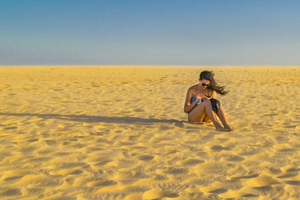 ジャリコア コアラ ビーチ、砂丘の上の人々 — ストック写真