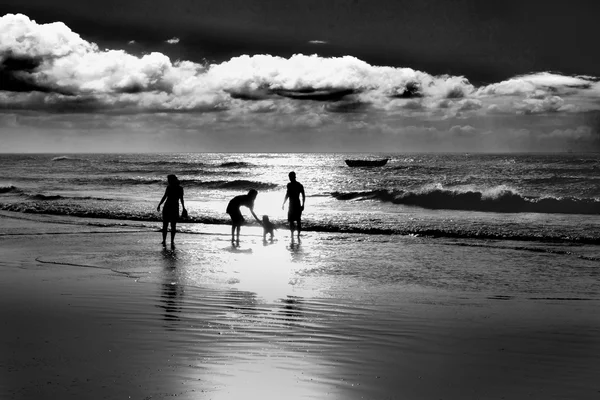 人在巴西的里约热内卢海滩 — 图库照片