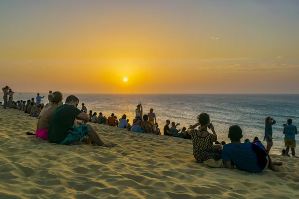Personnes au sommet de la dune à Jericoacoara Beach — Photo