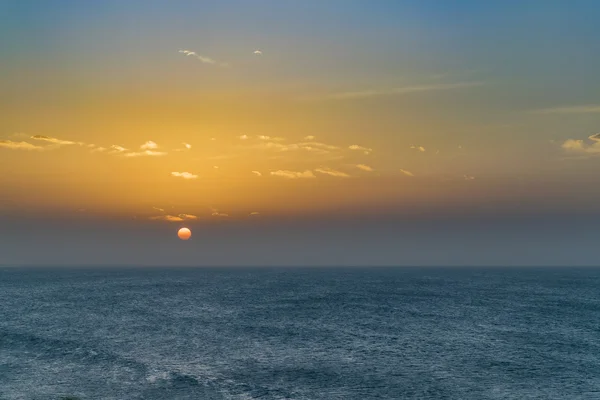 Zee en de zonsondergang vanaf bovenkant van Duin Jericoacoara, Brazilië — Stockfoto