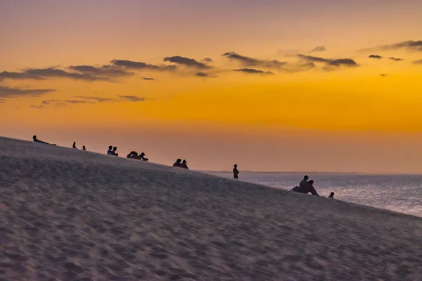 人们在里约热内卢海滩沙丘顶部 — 图库照片