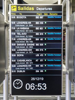 MADRID, SPAIN, ARALIK - 2019 Uçuş çizelgesi, Barajas Havaalanı, Madrid, İspanya