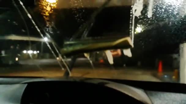司机的观点开枪射击清洗加油站前汽车玻璃的工人 拉里奥加 Argentina — 图库视频影像