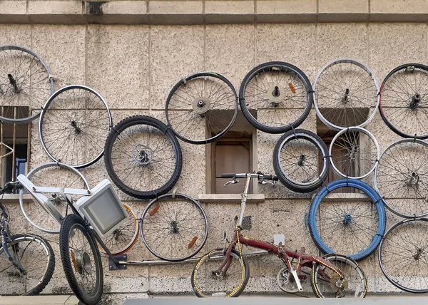 Low Angle Shot Old Bike Wheels Building Facade Tel Aviv — Stock Photo, Image