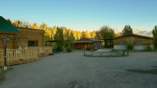 Cabañas Madera Paisaje Andino Vacío Aire Libre Pueblo Uspallata Provincia — Vídeos de Stock