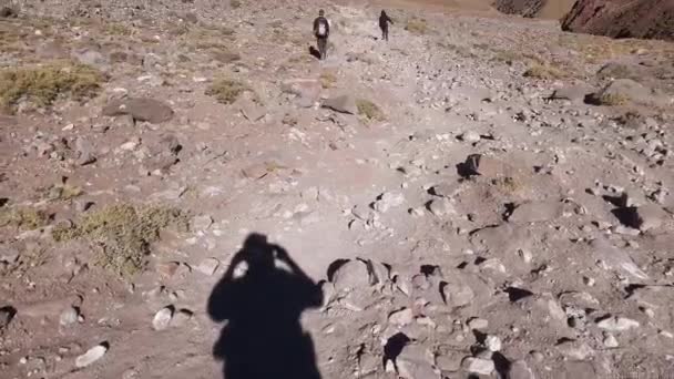 Мужчины Совершающие Походы Скалодром Парк Aconcagua Mendoza Argentina — стоковое видео