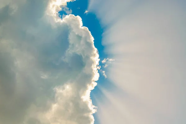 Alacsony Szög Lövés Nagy Felhő Fedél Fénykép — Stock Fotó