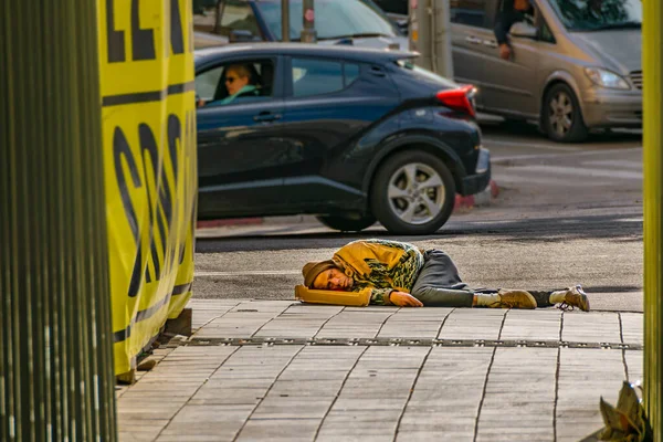 Tel Aviv Israel Prosinec 2019 Městská Scéna Bezdomovci Spící Chodníku — Stock fotografie