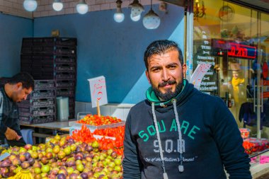 TEL AVIV, ISRAEL, Aralık 2019 - Sokak pazarında fotoğraf için poz veren meyve satıcısı, tel aviv, İsrail