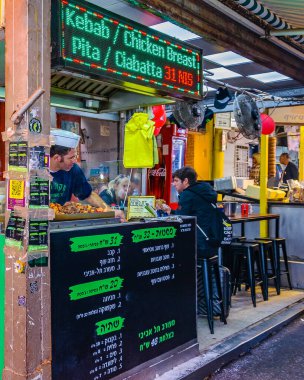 TEL AVIV, ISRAEL, Aralık 2019 - Sokak pazarındaki geleneksel fast food dükkanı, tel aviv, İsrail